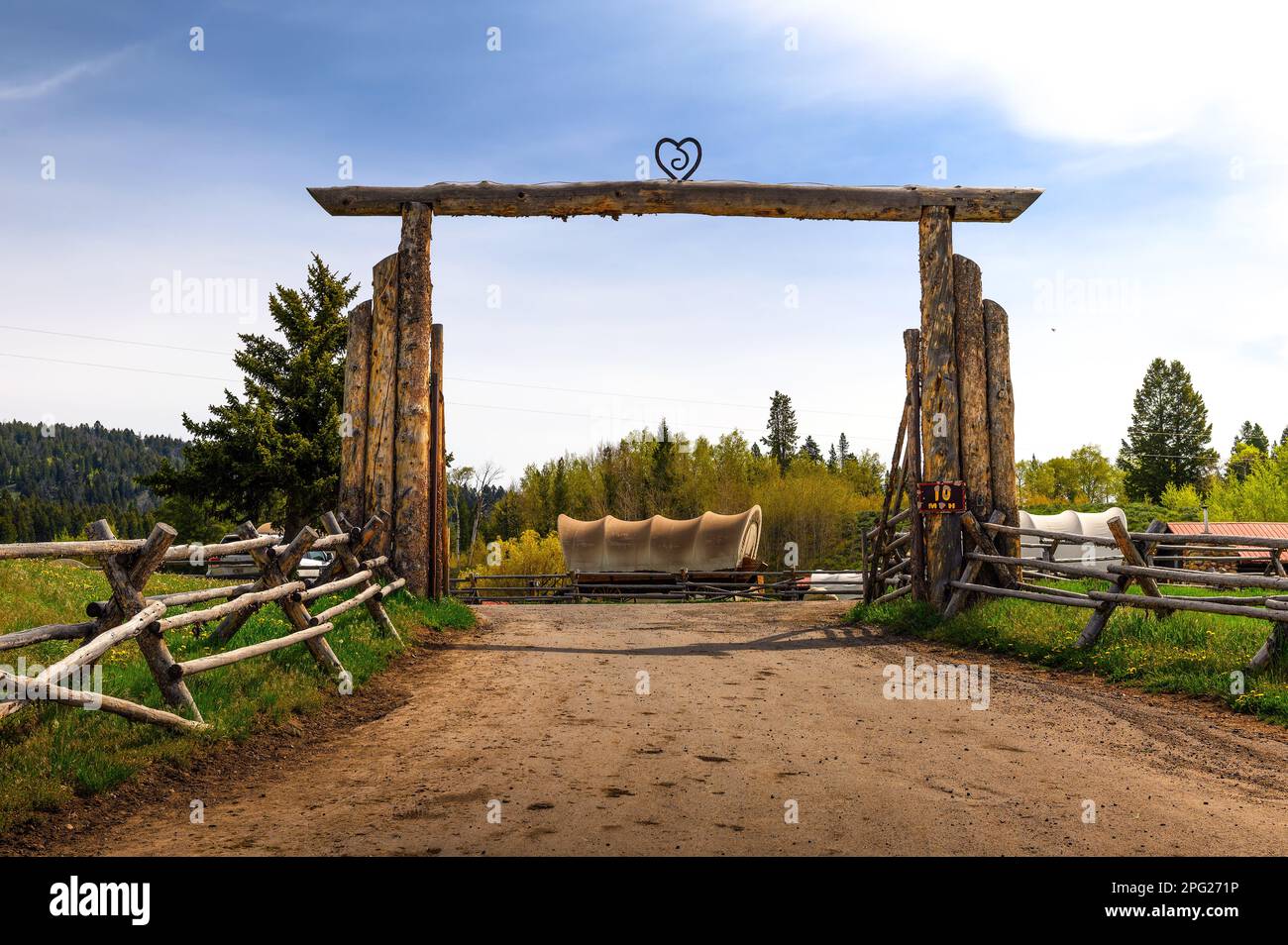 Entrée au Buffalo Valley Ranch avec des calèches historiques dans le Wyoming, aux États-Unis Banque D'Images