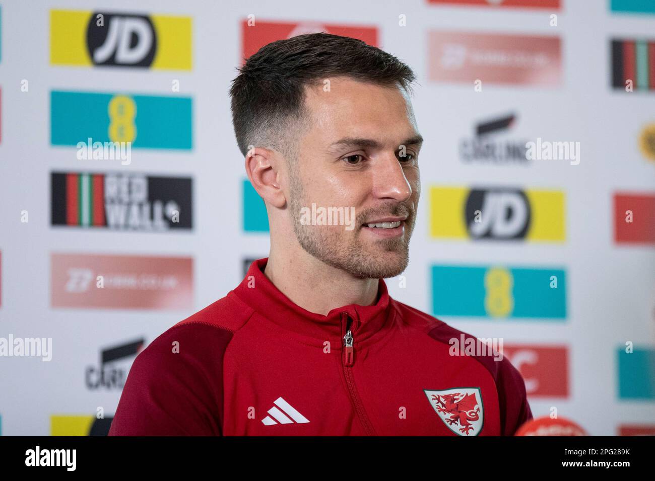 Hensol, pays de Galles, Royaume-Uni. 20th mars 2023. Nouveau capitaine de l'équipe nationale de football du pays de Galles Aaron Ramsey lors d'une conférence de presse à Vale Resort. Ramsey, 32 ans, joue actuellement au club de football de la Ligue française 1 Side Nice, prend la relève de Gareth Bale, qui a pris sa retraite après la coupe du monde de la FIFA 2022. Crédit : Mark Hawkins/Alay Live News Banque D'Images