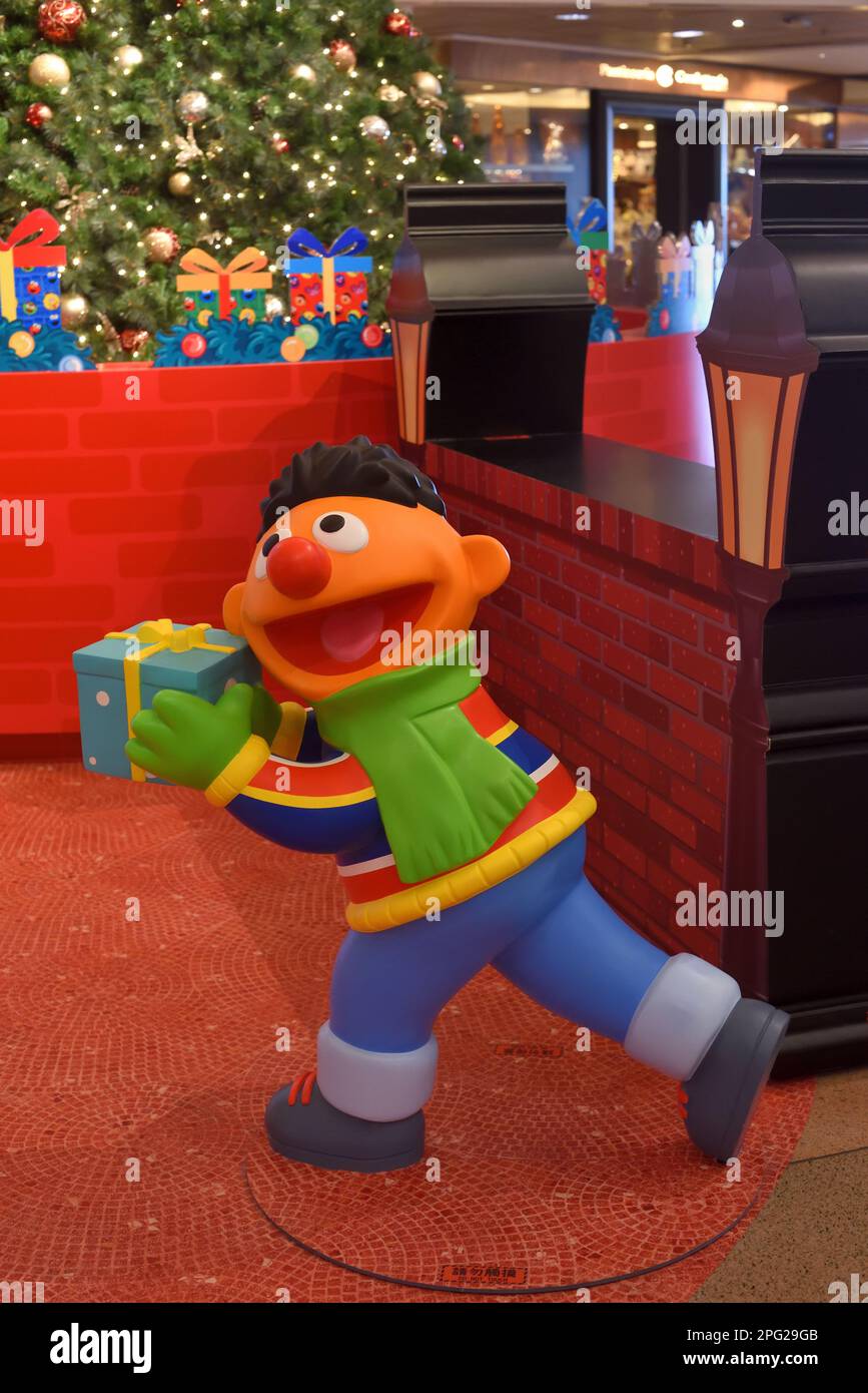 Ernie tient une boîte cadeau de Noël Banque D'Images