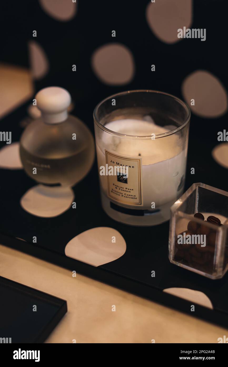 Bougie parfumée blanche JO Malone. Décoration aromatique maison, aromathérapie Banque D'Images