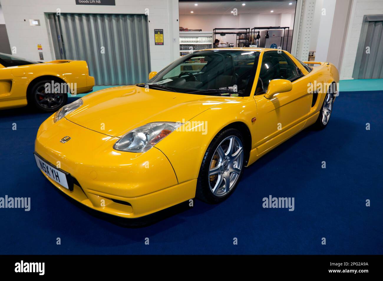 Vue des trois quarts avant d'une Honda NSX 2002, jaune, exposée au salon de l'auto de Londres 2023 Banque D'Images