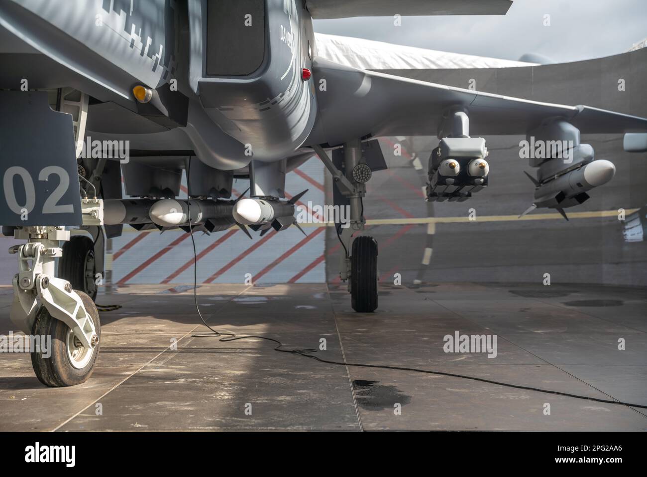Avion de chasse moderne sur une station de combat avec des missiles visibles Banque D'Images