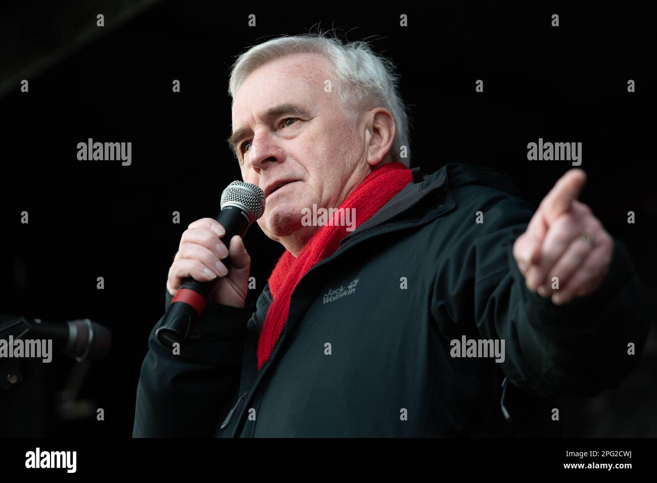 Londres, Royaume-Uni. 18 mars 2023. John McDonnell, député de Hayes et Harlington, s'adresse au rassemblement de résistance au racisme à Whitehall, marquant la Journée de l'ONU contre le racisme Banque D'Images