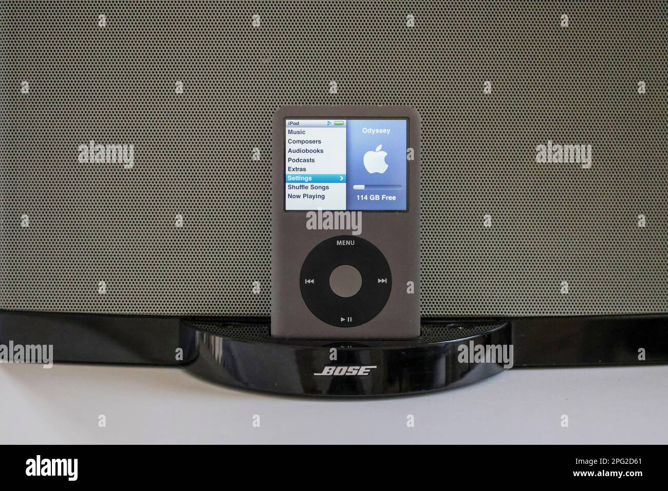 Lecteur multimédia Apple iPod classic avec station d'accueil Bose audio  SoundDock. Équipement audio rétro de technologie désormais abandonnée Photo  Stock - Alamy