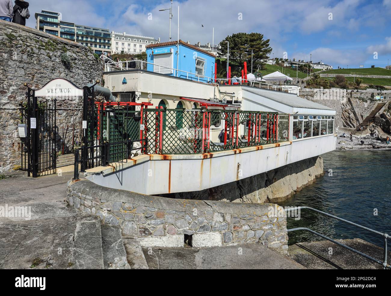 Perchés sur une falaise à Plymouth Hoe, les restaurants orientaux Wey Wok ont une vue magnifique sur Plymouth Sound, le premier national marin de Grande-Bretagne Banque D'Images