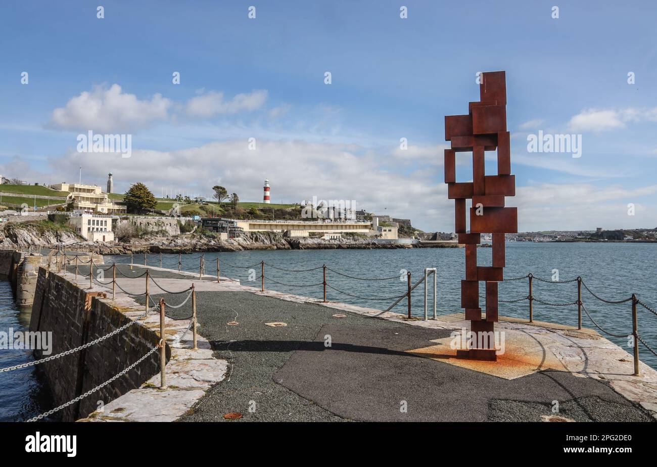 Sculpture de Sir Anthony Gormley ‘look II’ 12ft sur West Hoe Pier Plymouth. Une figure humaine regarde la mer symbolisant « le désir de traverser t Banque D'Images