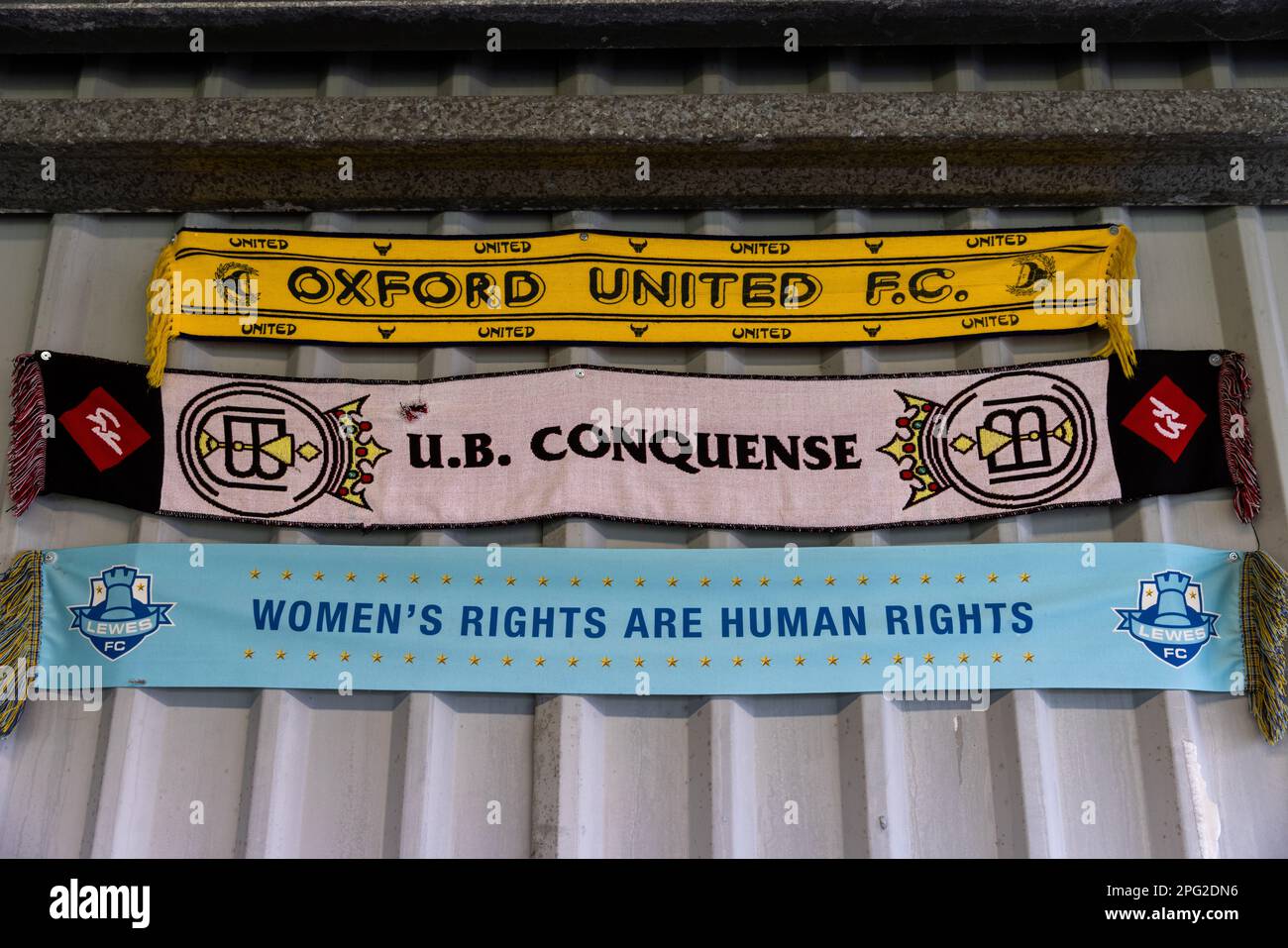 Une vue générale des foulards des équipes de football sur les murs avant le quart de finale de la coupe de football féminin Vitality au Dripping Pan, Lewes. Date de la photo: Dimanche 19 mars 2023. Banque D'Images