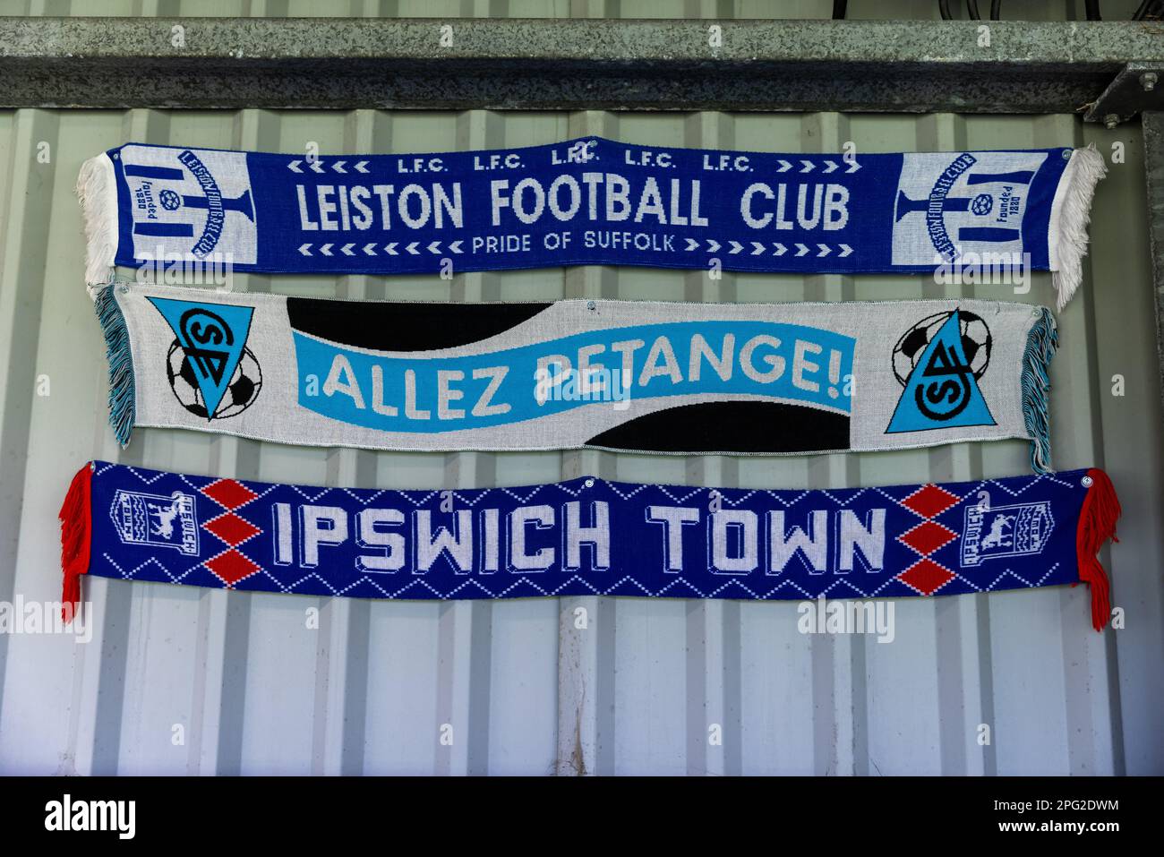 Une vue générale des foulards des équipes de football sur les murs avant le quart de finale de la coupe de football féminin Vitality au Dripping Pan, Lewes. Date de la photo: Dimanche 19 mars 2023. Banque D'Images