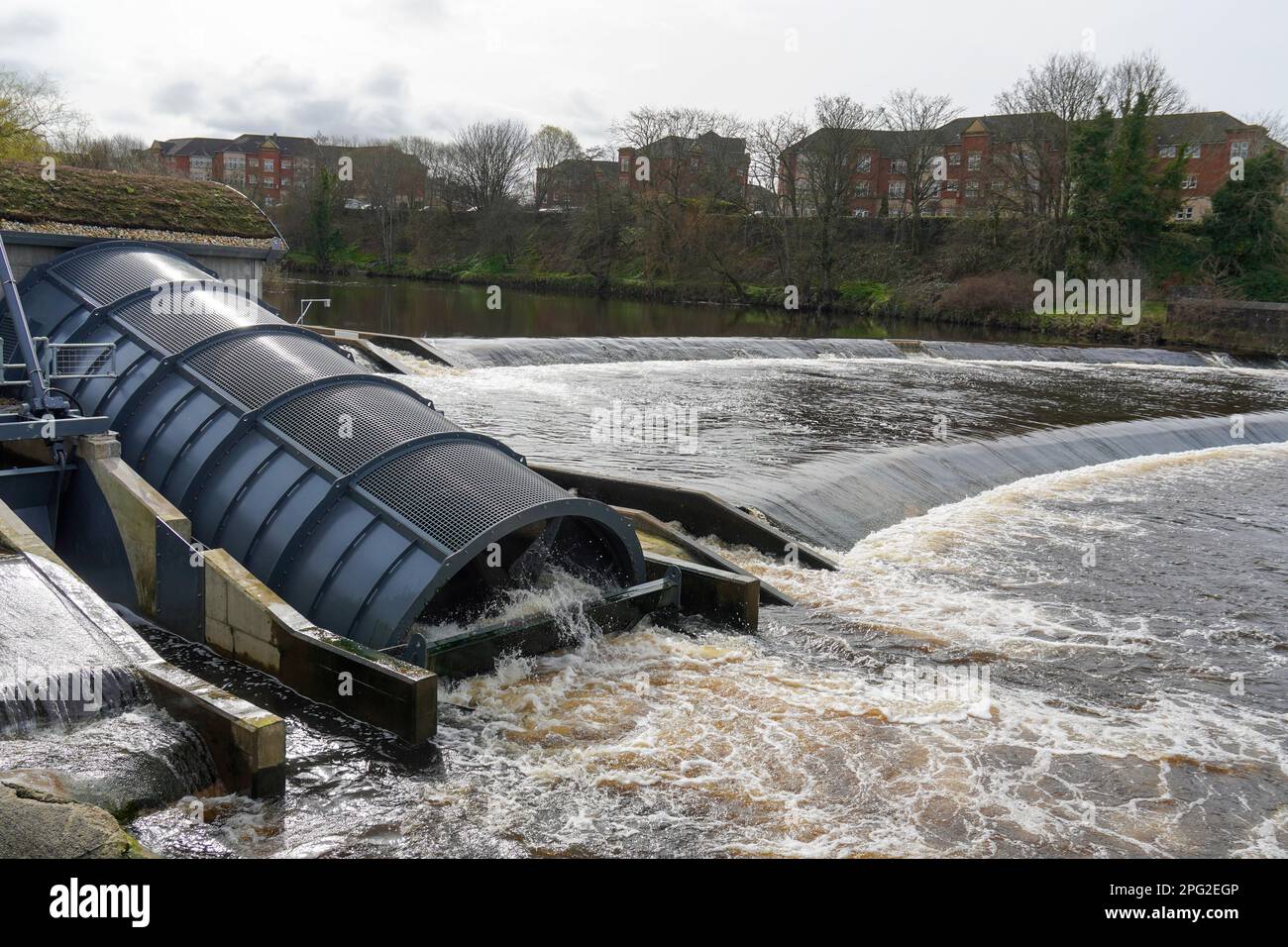 Projet hydroélectrique utilisant l'énergie hydraulique d'un barrage d'eau existant pour produire de l'électricité dans le réseau national,. Construit sur la rivière Ayr, Ayrshire, Banque D'Images