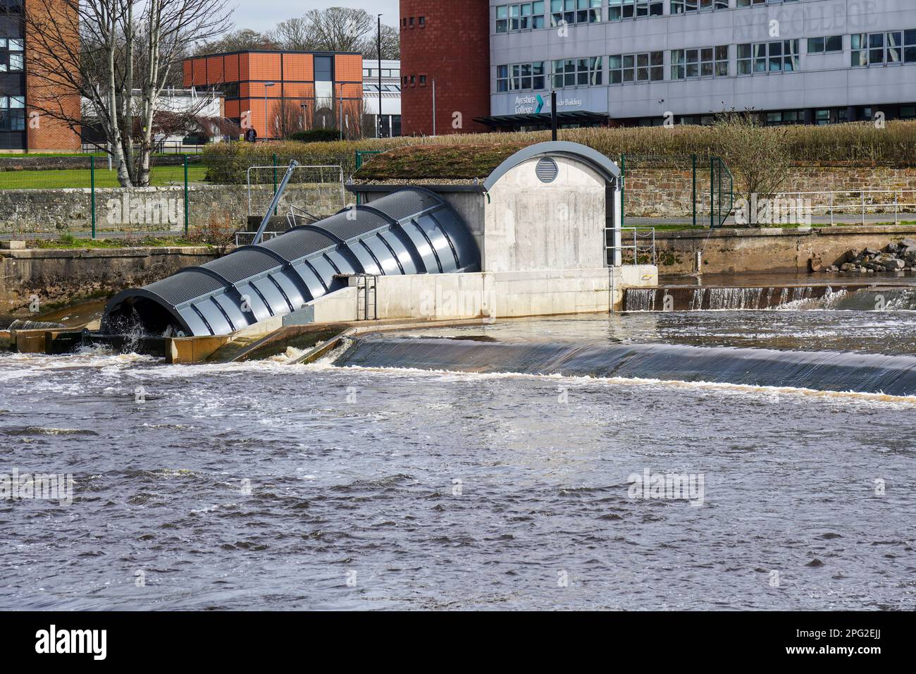 Projet hydroélectrique utilisant l'énergie hydraulique d'un barrage d'eau existant pour produire de l'électricité dans le réseau national,. Construit sur la rivière Ayr, Ayrshire, Banque D'Images