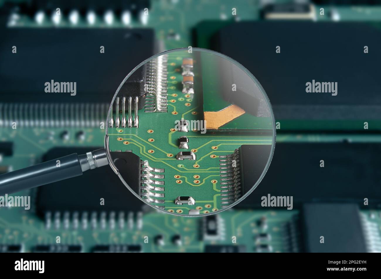 vue de la carte de circuit imprimé avec les composants actifs et passifs montés en surface à travers la loupe Banque D'Images