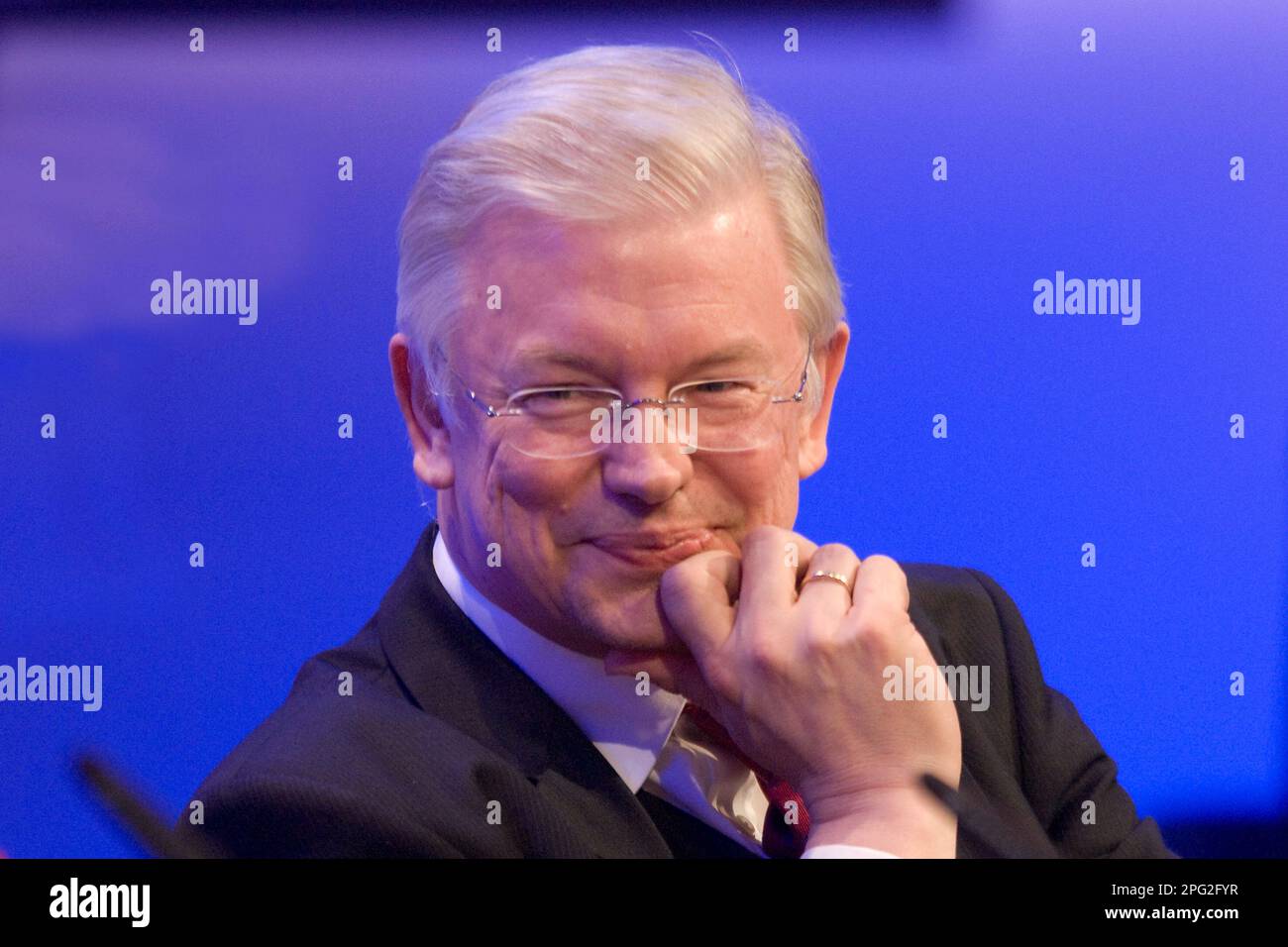 ARCHIVE PHOTO: Roland KOCH aura 70 ans sur 24 mars 2023, Roland KOCH, politique, CDU, Premier ministre de Hesse, portrait, une main sur son menton, sourire, sourires, sourire format paysage; Présentation du Prix des médias allemands 2008 9413250 0208 244 293 433 360 100 43 sur 10 février 2009 à Baden-Baden ?SVEN SIMON, Princess-Luise-Str.41#45479 9413260 www.SvenSimon.net#e-mail:SvenSimon@t-online.de Muelheim/Ruhr#tel.6/6/6/6/6/6/6/6/5/5/5/5/5/5/5/5/5/5/5/5/5/5/5/5/5/5/5 Banque D'Images