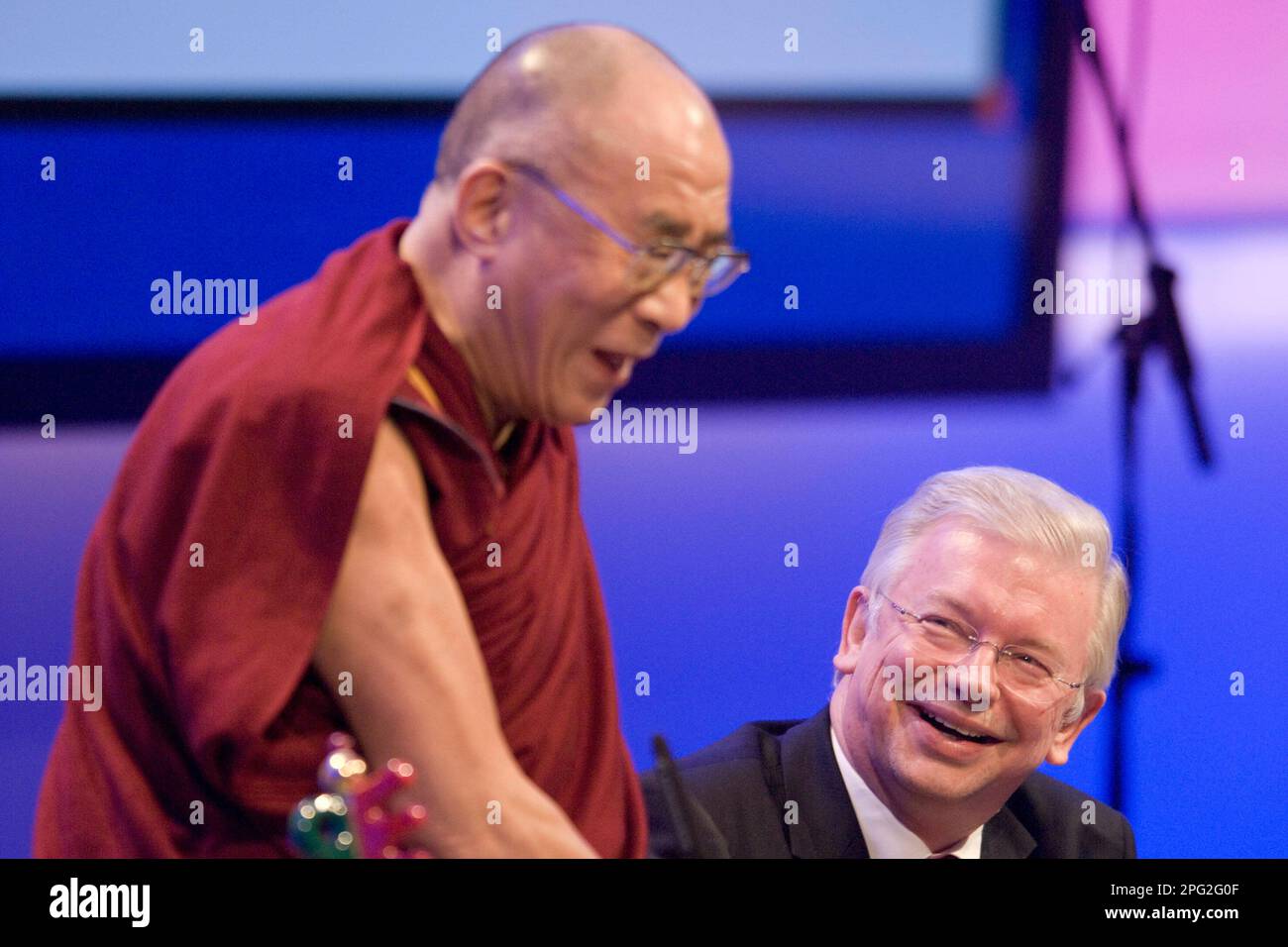 ARCHIVE PHOTO: Roland KOCH aura 70 ans sur 24 mars 2023, Roland KOCH (GER, r.), politique, Le Premier ministre de Hesse, Portrait, Portait, rit au DALAÏ LAMA qui se tient à côté de lui, format paysage; Présentation du Prix des médias allemands 2008 sur 10 février 2009 à Baden-Baden ?SVEN SIMON, Princess-Luise-Str.41#45479 Muelheim/Ruhr#tel.8/9413250#fax 0208 360 100 43/9413260#KTO 244 293 433 P ostbank E#BLsen www.SvenSimon.net#e-mail:SvenSimon@t-online.de. Banque D'Images