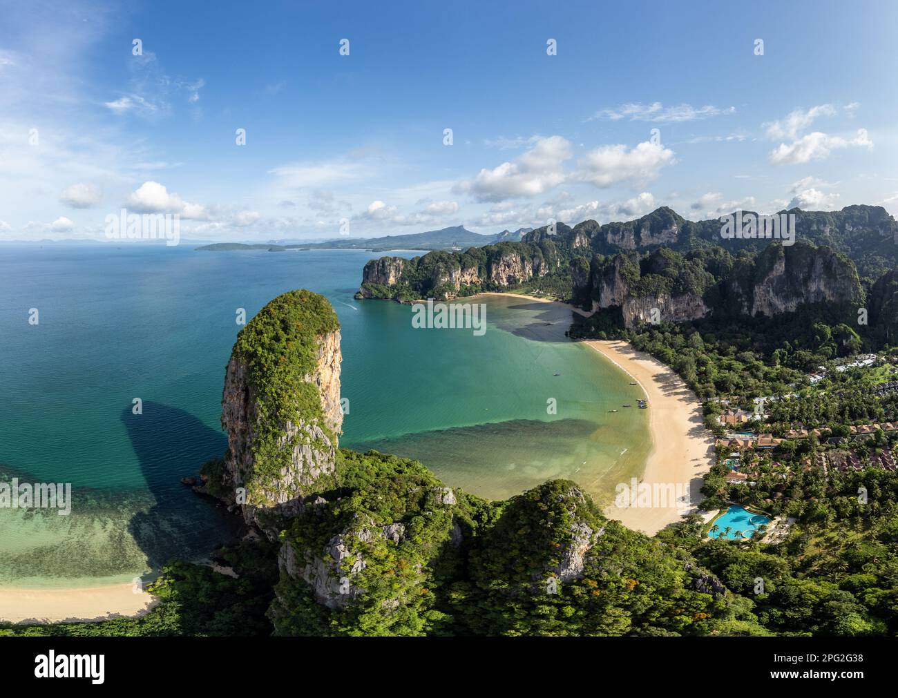Krabi, Thaïlande: Vue aérienne de la célèbre plage de Railay à Krabi le long de la mer d'Andaman dans le sud de la Thaïlande par une journée ensoleillée Banque D'Images