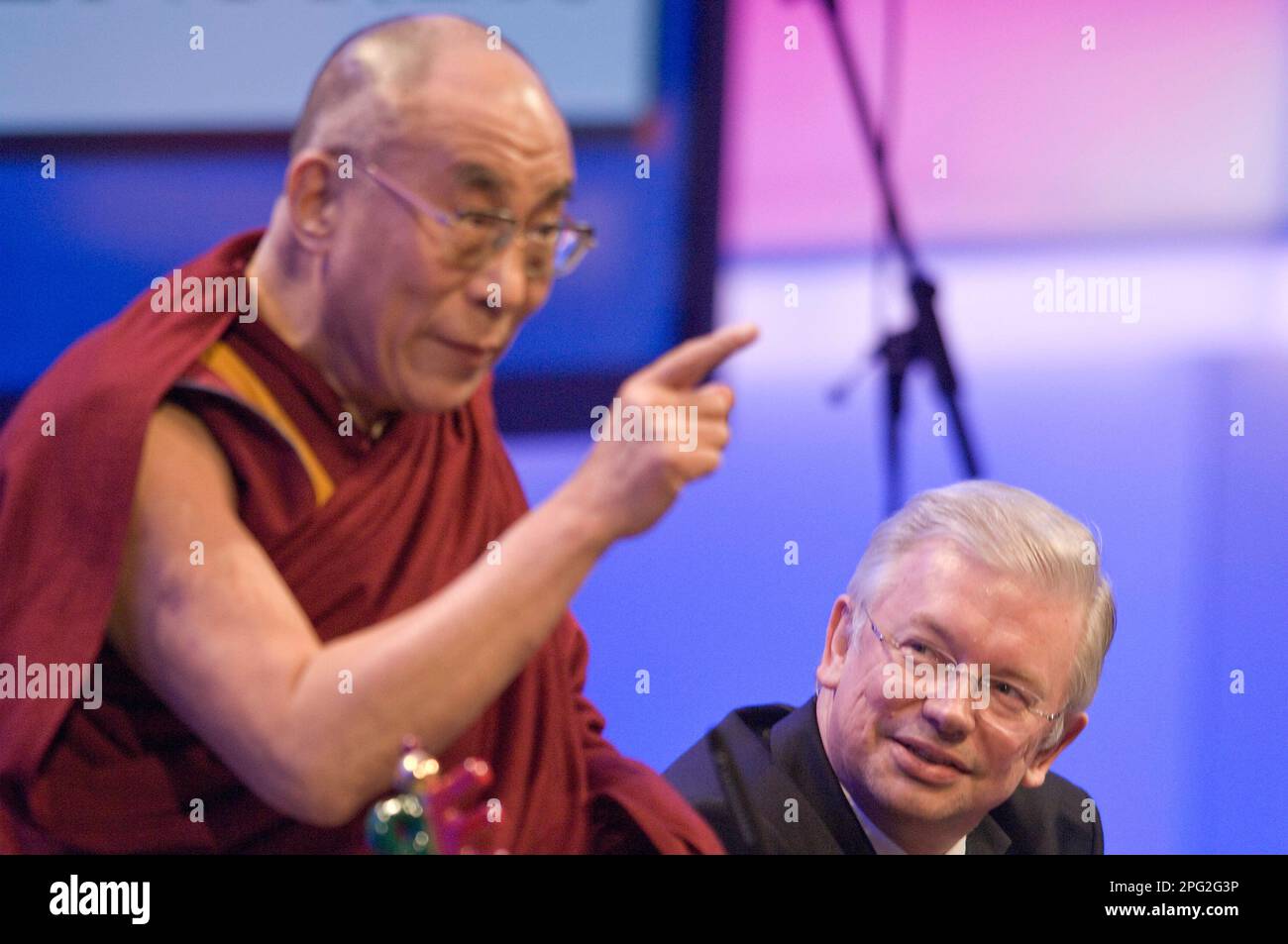 ARCHIVE PHOTO: Roland KOCH aura 70 ans sur 24 mars 2023, le DALAÏ LAMA pendant son discours; pointant, pointant; le Premier ministre et laudateur de droite de Hesse Roland KOCH, qui lui sourit, geste, geste; format paysage; Présentation du Prix allemand des médias 2008 sur 10 février 2009 à Baden-Baden ?SVEN SIMON, Princess-Luise-Str.41#45479 Muelheim/Ruhr#tél.portable 0208/9413250#fax www.SvenSimon.net#e-mail:SvenSimon@t-online.de/9413260#KTO 244 293 433 P ostbank E ssen BLZ 360 100 43#. Banque D'Images