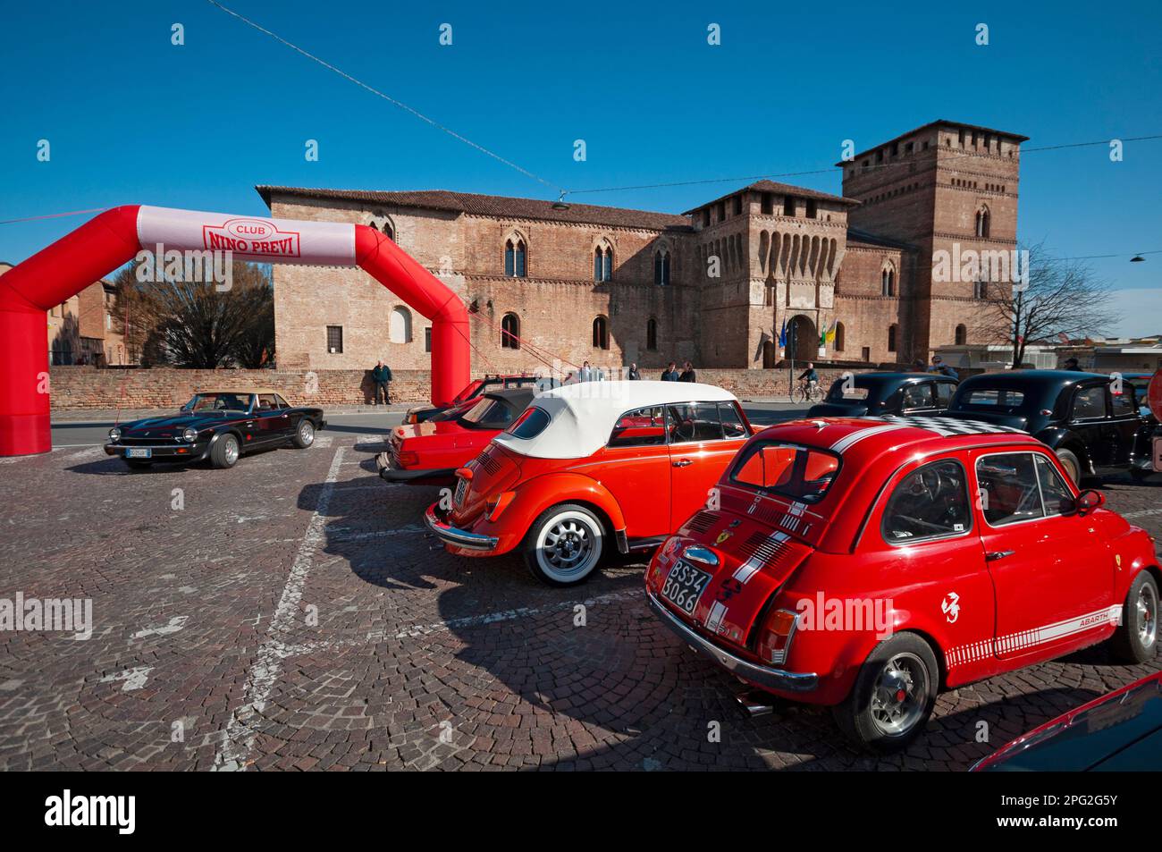 Italie, Lombardie, Pandino, rencontre de voitures anciennes Historique Château de Visconteo Banque D'Images