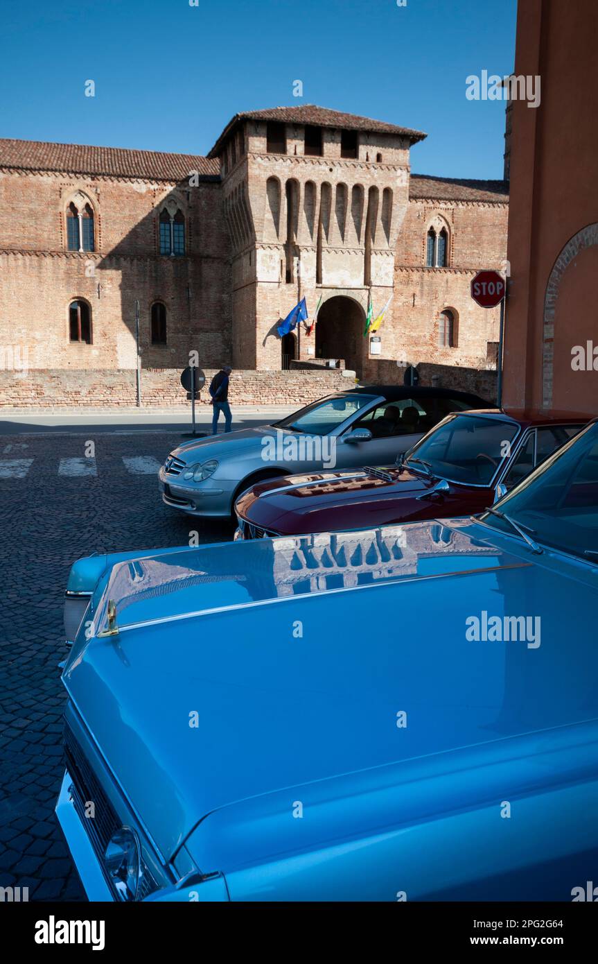 Italie, Lombardie, Pandino, rencontre de voitures anciennes Historique Château de Visconteo Banque D'Images