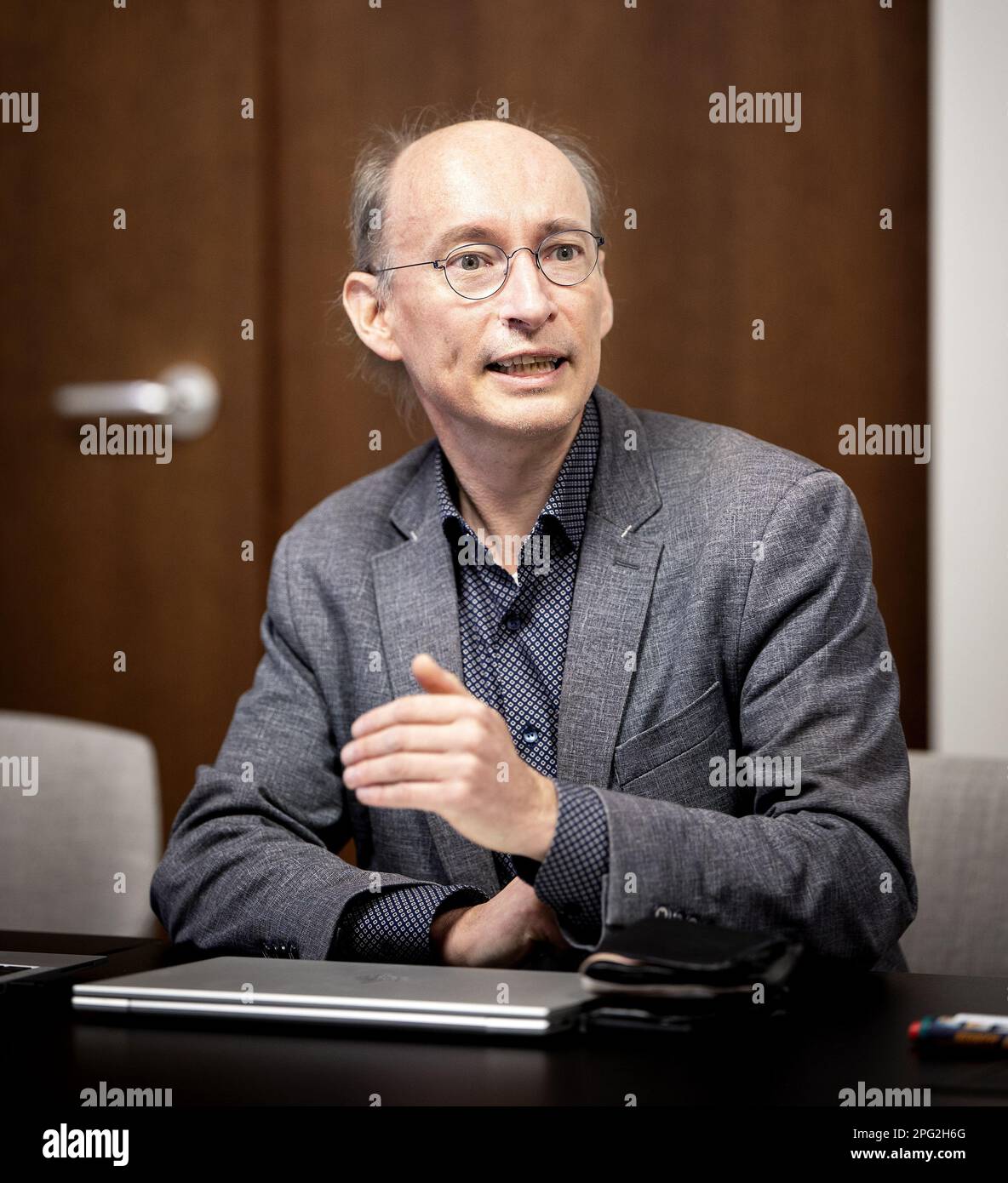 LA HAYE - Detlef van Vuuren (PBL Netherlands Environmental Assessment Agency et Utrecht University) met à jour la presse sur le nouveau rapport du GIEC du Groupe spécial des Nations Unies sur le climat. Le dernier rapport provisoire sur le changement climatique et ses conséquences est en cours de publication à Interlaken, en Suisse. ANP RAMON VAN FLYMEN pays-bas sortie - belgique sortie Banque D'Images