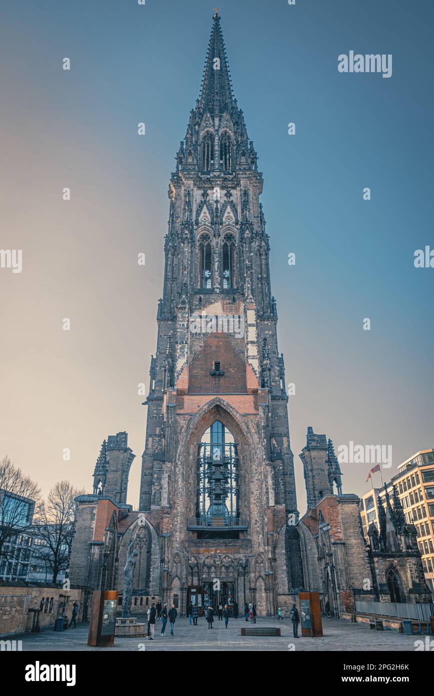Un cliché vertical du Mémorial St Nikolai de Hambourg Allemagne, site emblématique de la Seconde