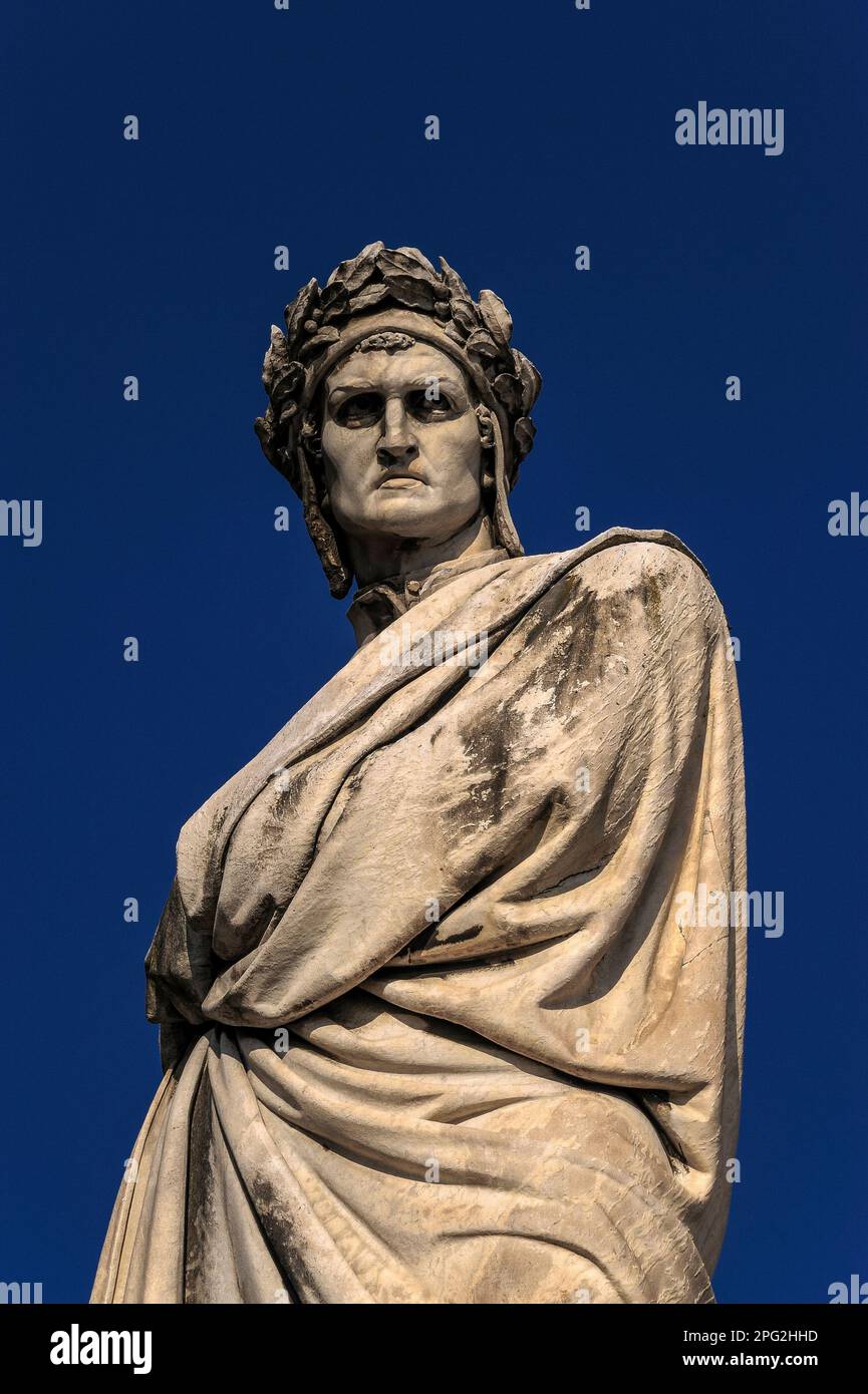 Poète, écrivain et philosophe italien Dante Alighieri (c. 1265-1321), auteur de la Divine Comédie, se dresse dans un ciel bleu clair au-dessus de la basilique franciscaine du XIIIe siècle de Santa Croce sur la Piazza Santa Croce à Florence, en Toscane, en Italie. Le monument sculpté par Enrico Pazzi pour marquer le 600e anniversaire de la naissance de Dante à Florence a été installé au centre de la place en 1865, mais a déménagé à son emplacement actuel à côté de l'église après les inondations dévastatrices de la rivière Arno en 1966. Banque D'Images