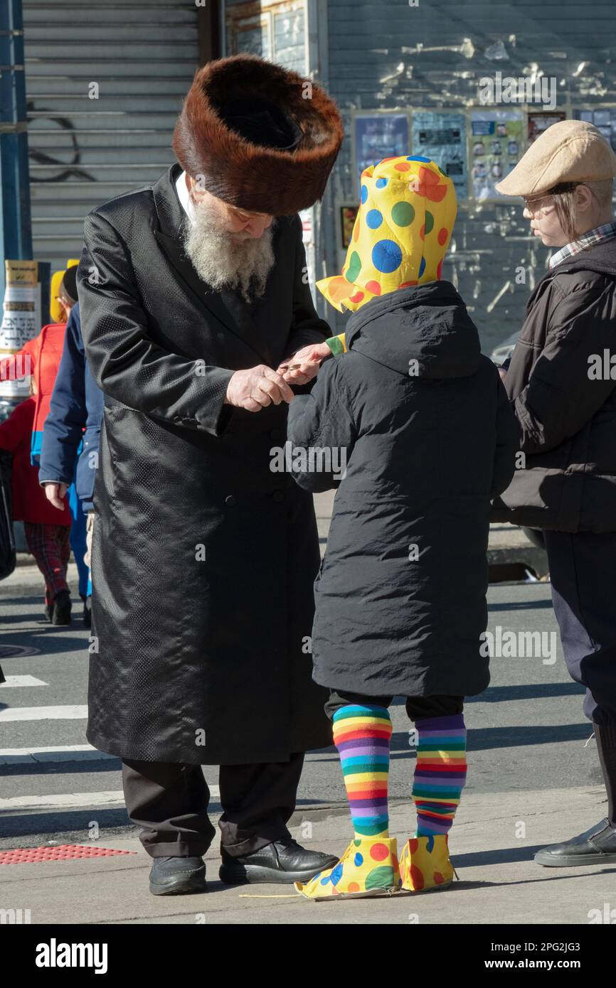 Un juif hassidique plus âgé remplit son obligation de bienfaisance de la part de Purim. À Brooklyn, New York. Banque D'Images