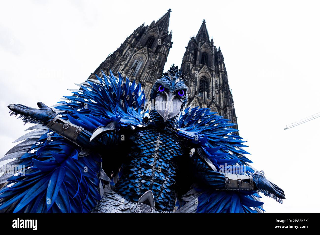 Cologne, Allemagne. 20th mars 2023. Le personnage « The Shoebill » se trouve devant la cathédrale de Cologne lors d'une séance photo exclusive avec dpa. La saison 8th du spectacle de devinettes déguisements 'The masqué Singer' commence sur 1 avril 2023 à 2015 sur ProSieben. (À dpa: 'Oiseau chanteur masqué géant apparaît étonnamment devant la cathédrale de 20.03.2023) Credit: Rolf Vennenbernd/dpa/Alay Live News Banque D'Images