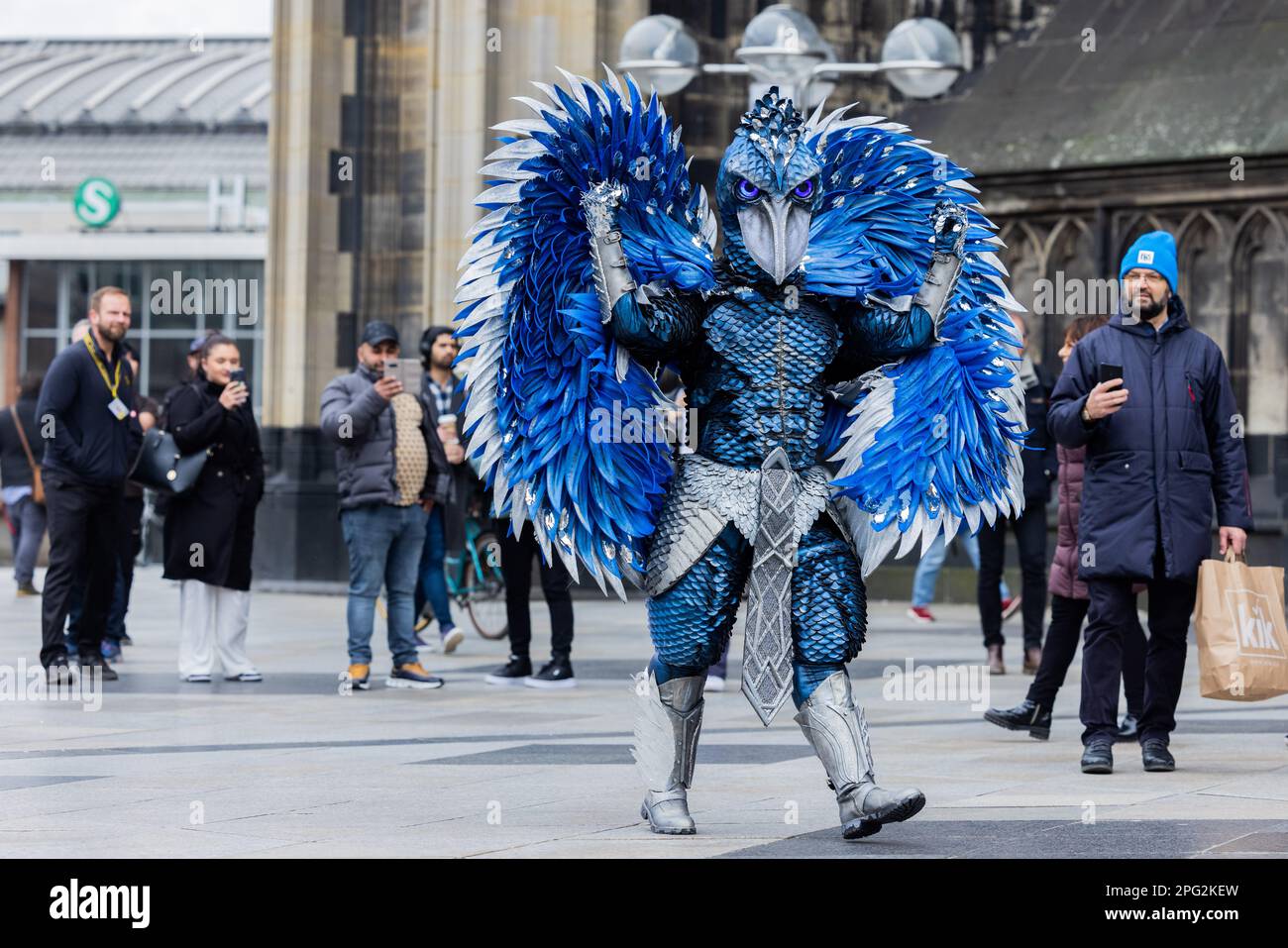 Cologne, Allemagne. 20th mars 2023. Le personnage « The Shoebill » se promène devant la cathédrale de Cologne lors d'une séance photo exclusive avec dpa. La saison 8th du spectacle de devinettes déguisements 'The masqué Singer' commence sur 1 avril 2023 à 2015 sur ProSieben. (À dpa: 'Oiseau chanteur géant masqué montre étonnamment devant la cathédrale de 20.03.2023) Credit: Rolf Vennenbernd/dpa/Alay Live News Banque D'Images