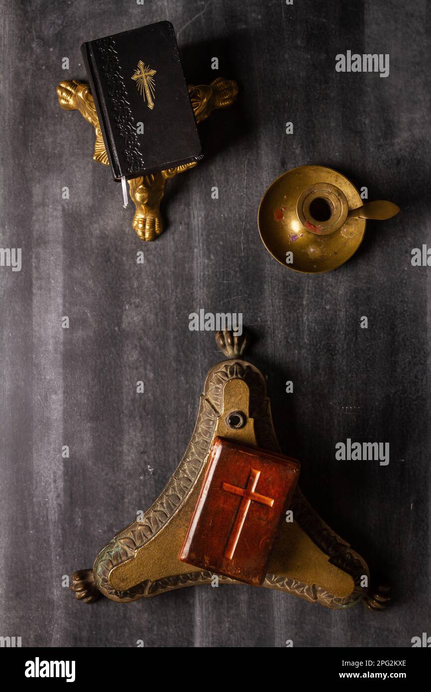 Divers objets anciens sur fond noir de tableau noir. Pose à plat. Vue de dessus. Banque D'Images
