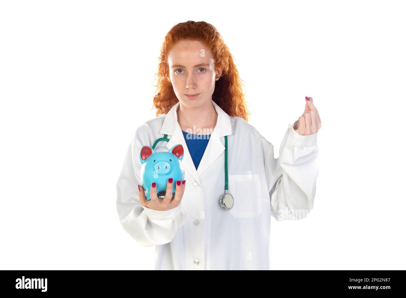 Mignon redhead docteur en blouse de laboratoire économie d'argent isolé sur un fond blanc Banque D'Images