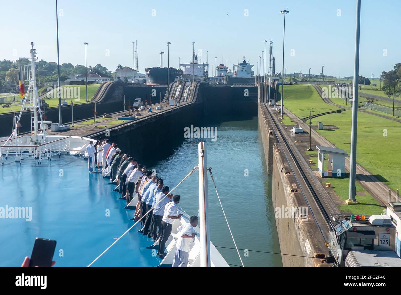En passant par le canal de Panama : les passagers et l'équipage observant les « Arcadia » négocient les écluses de Gatun Banque D'Images
