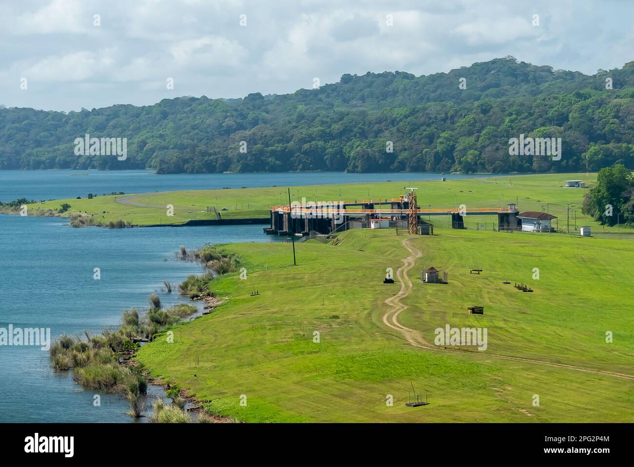 En passant par le canal de Panama : le lac de Gatun et le barrage Banque D'Images