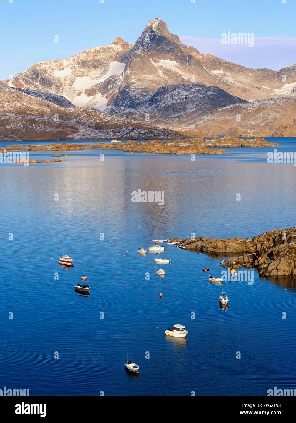 Le petit port. Ville Tasiilaq (anciennement Ammassalik), la plus grande ville de l'est du Groenland. Amérique, Groenland, Tasiilaq, territoire danois Banque D'Images