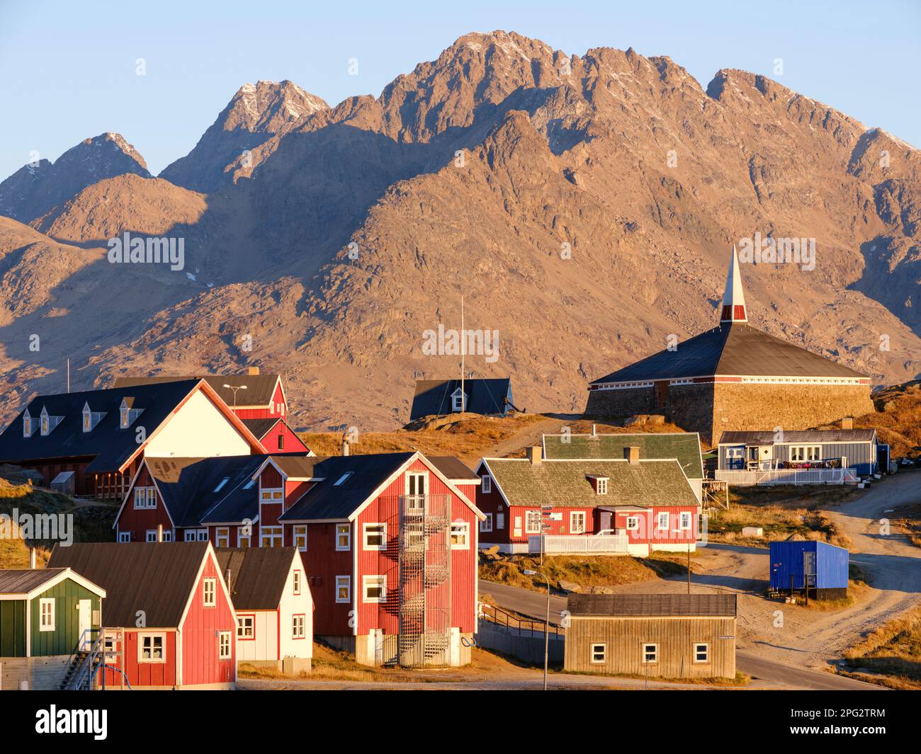 La nouvelle église. Ville Tasiilaq (anciennement Ammassalik), la plus grande ville de l'est du Groenland. Amérique, Groenland, Tasiilaq, territoire danois Banque D'Images