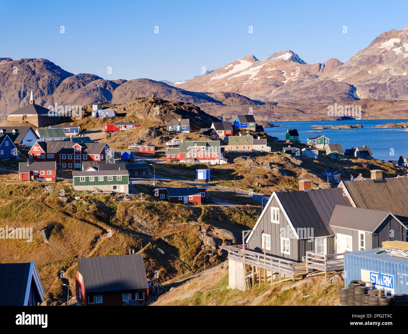 Ville Tasiilaq (anciennement Ammassalik), la plus grande ville de l'est du Groenland. Amérique, Groenland, Tasiilaq, territoire danois Banque D'Images