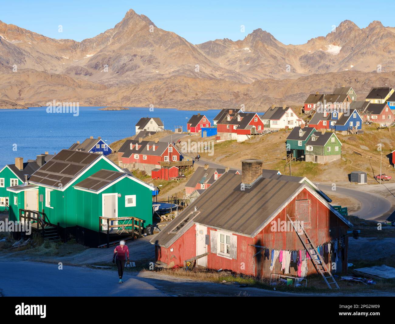 Ville Tasiilaq (anciennement Ammassalik), la plus grande ville de l'est du Groenland. Amérique, Groenland, Tasiilaq, territoire danois Banque D'Images