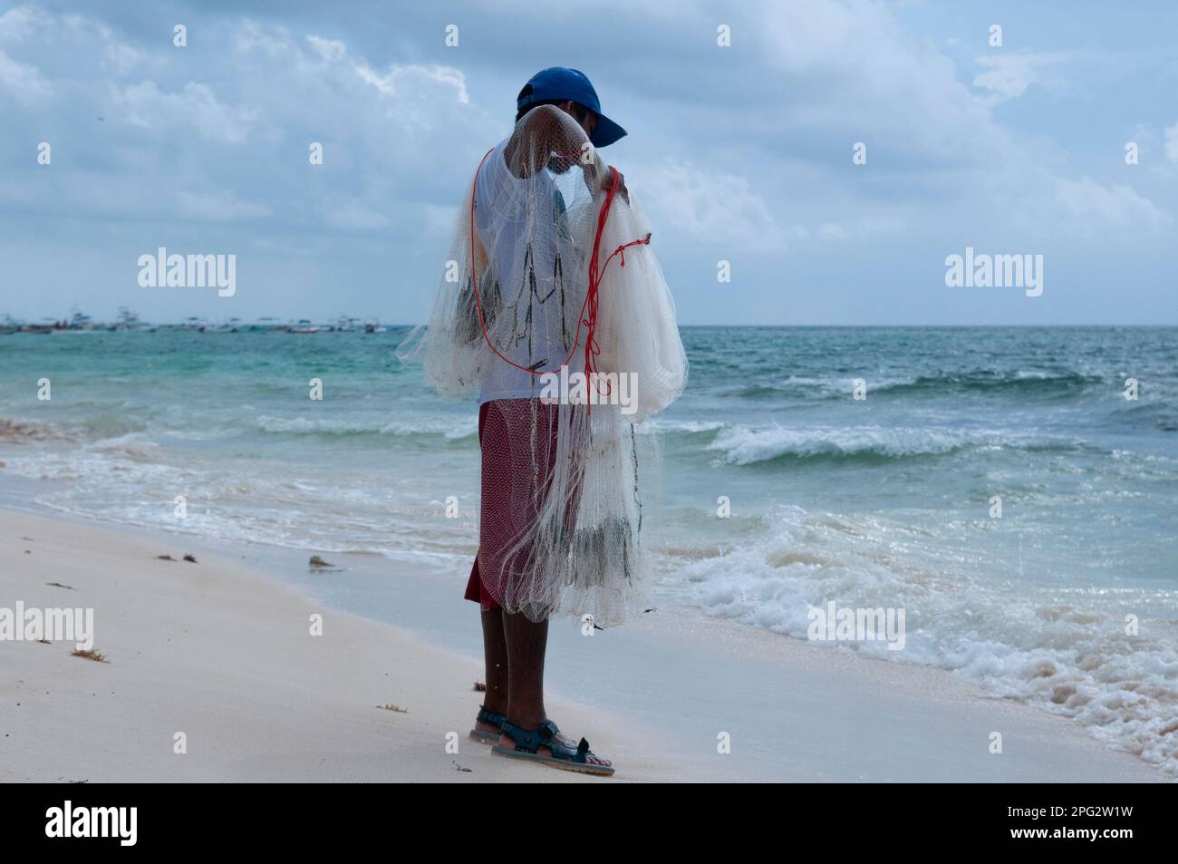 Pêcheur professionnel sur la plage prêt pour la prise à Tulum, Mexique Banque D'Images