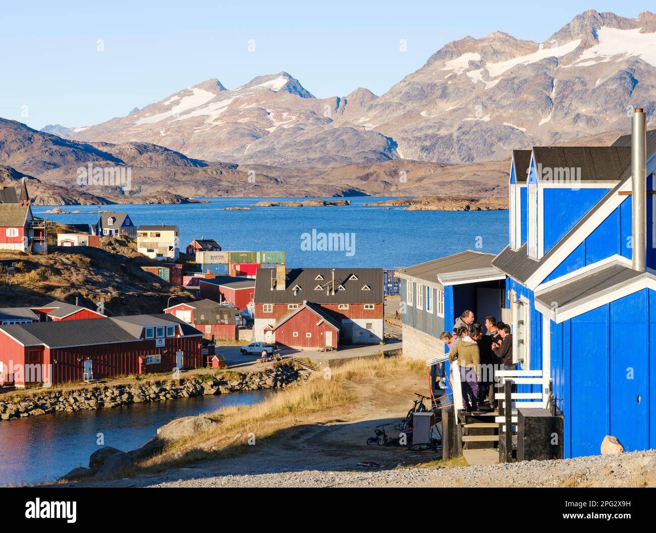 Ville Tasiilaq (anciennement Ammassalik), la plus grande ville de l'est du Groenland. Amérique, Groenland, Tasiilaq, territoire danois Banque D'Images