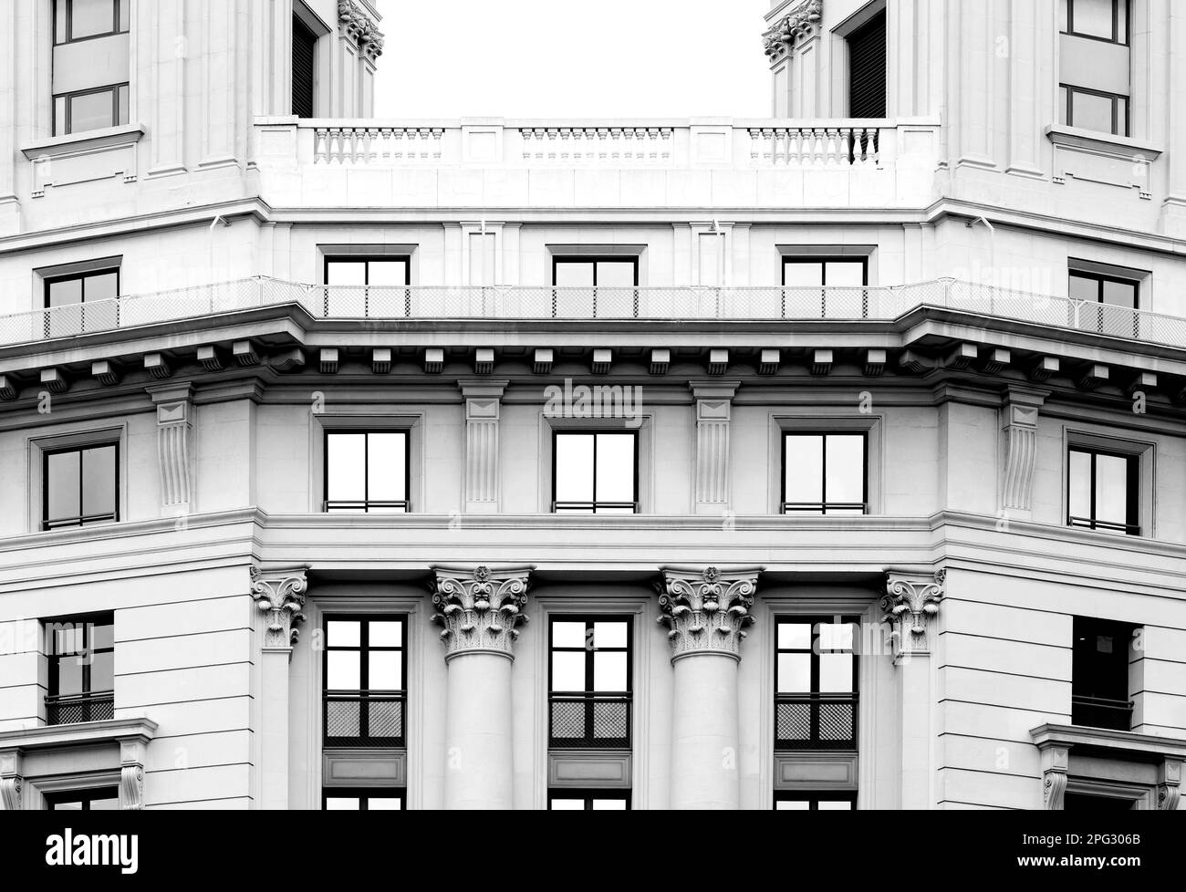 Tourné en couleur et en noir et blanc sur la façade de ce bâtiment historique représentant un caractère, un animal ou une fleur. Situé à Barcelone Banque D'Images