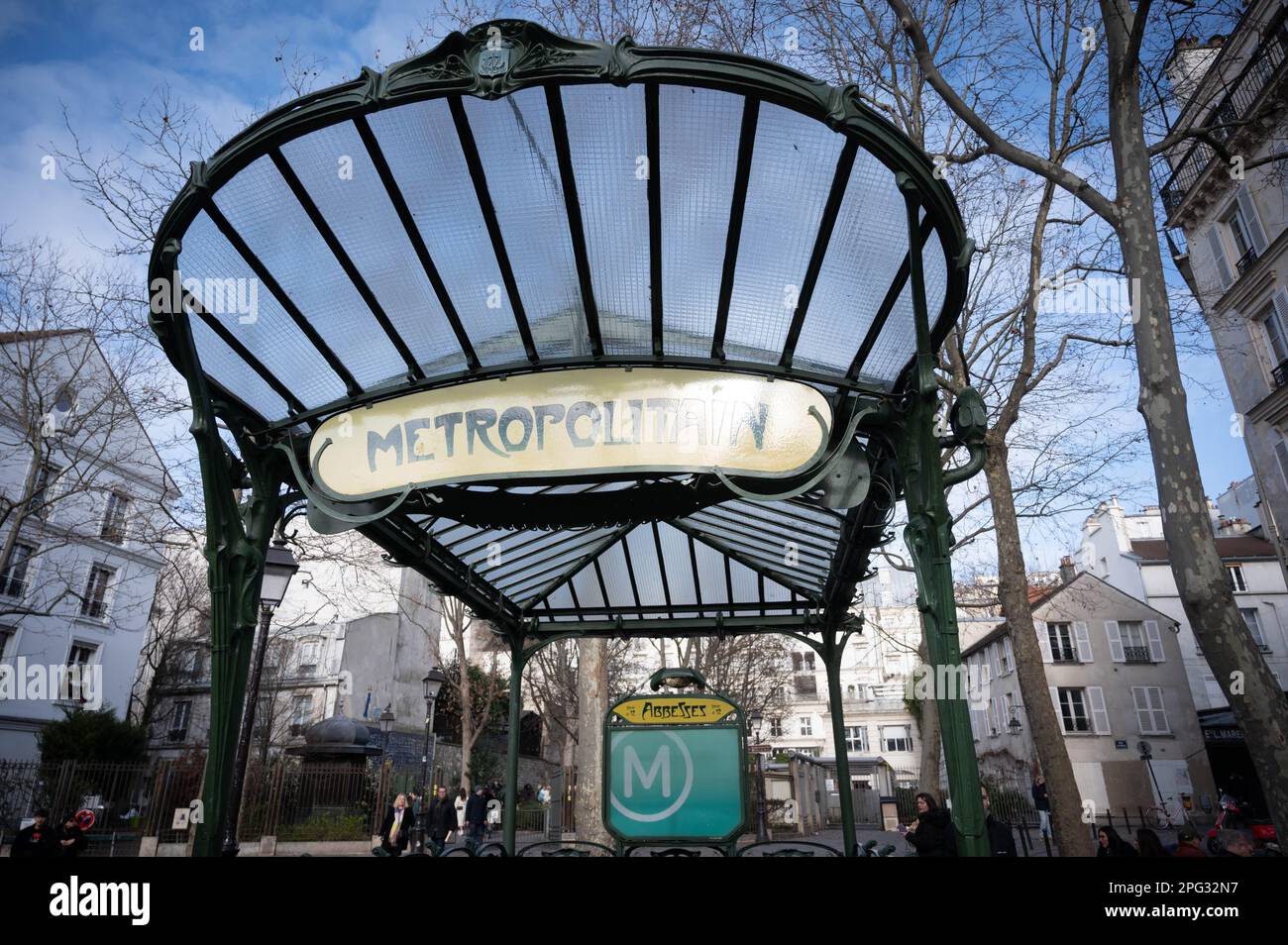 Entrée Art Nouveau à la station Abbesses sur le métro de Paris, en France. Conçu par Hector Guimard Banque D'Images