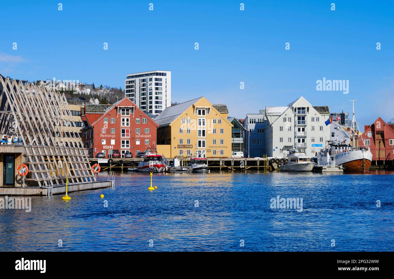 Port et bord de mer. Tromso ou Tromsoe pendant l'hiver dans la partie nord de la Norvège. Europe, Scandinavie, Norvège, mars Banque D'Images
