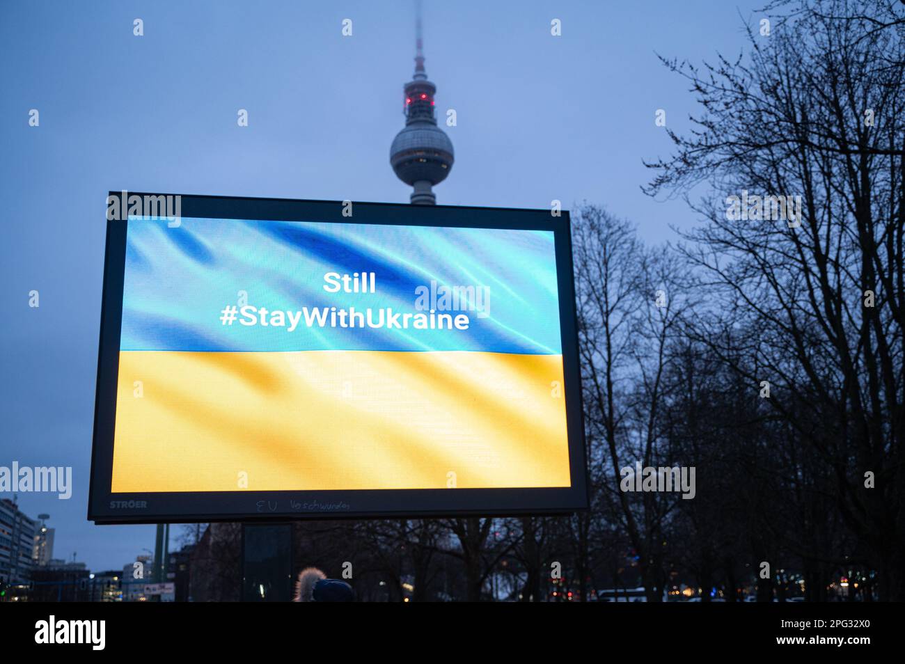 24.02.2023, Berlin, Allemagne, Europe - Une vidéo numérique et infoscreen sur l'anniversaire du début de la guerre et de l'invasion russe en Ukraine. Banque D'Images