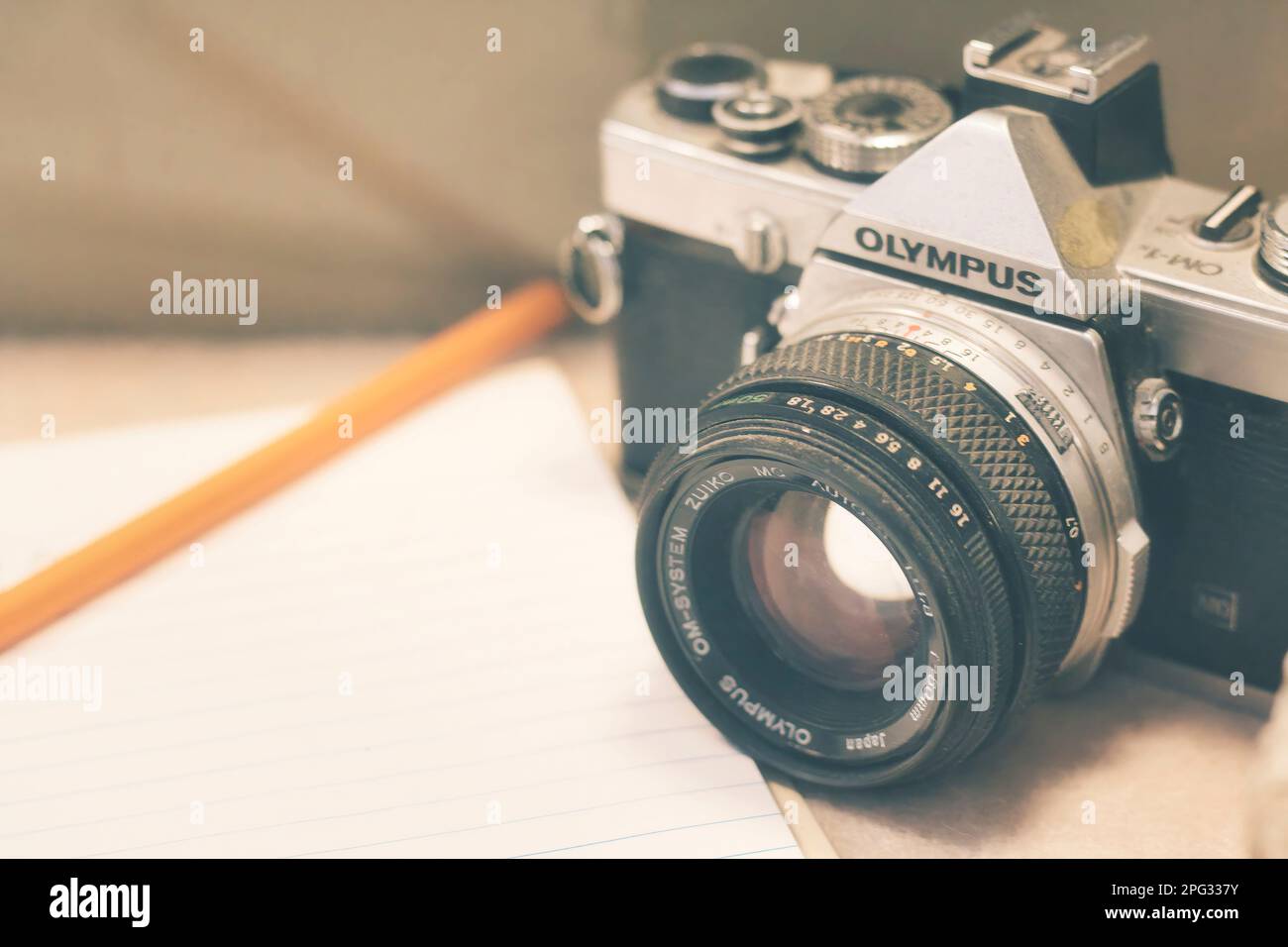 Un ancien appareil photo à film reflex Olympus OM-1 35mm rétro à objectif  unique Photo Stock - Alamy