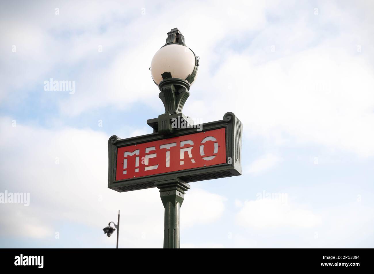 Panneau de métro Paris Art Nouveau orné au ciel bleu Banque D'Images