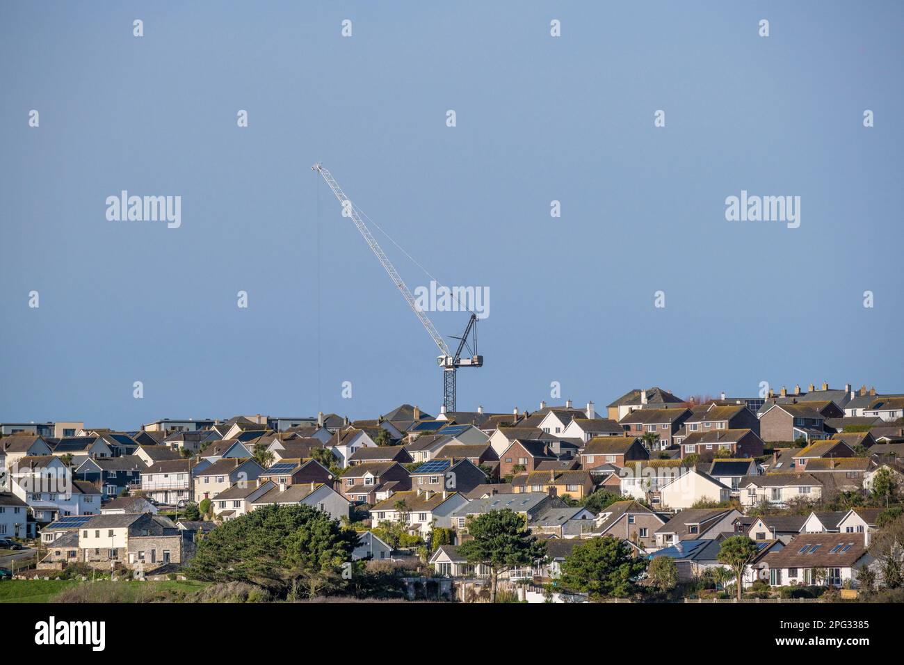 Une grande grue dominant des maisons de Newquay, dans les Cornouailles, au Royaume-Uni. Banque D'Images