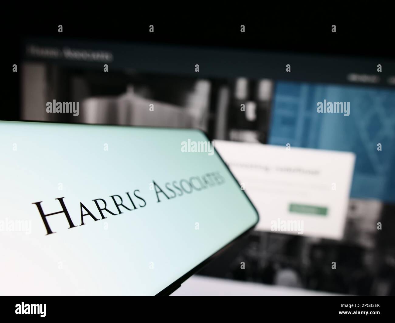 Téléphone mobile avec logo de la société d'investissement américaine Harris Associates L.P. à l'écran devant le site Web. Mise au point à gauche de l'écran du téléphone. Banque D'Images