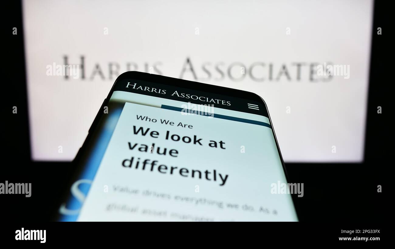 Smartphone avec la page Web de la société d'investissement américaine Harris Associates L.P. à l'écran devant le logo de l'entreprise. Faites la mise au point dans le coin supérieur gauche de l'écran du téléphone. Banque D'Images