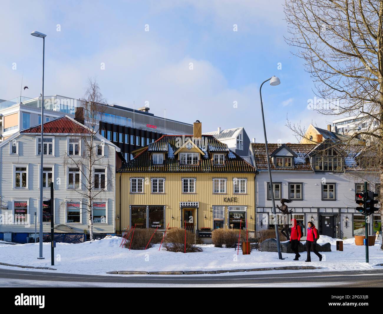 Maisons de la rue Skippergata. Tromso ou Tromsoe pendant l'hiver dans la partie nord de la Norvège. Europe, Scandinavie, Norvège, mars Banque D'Images