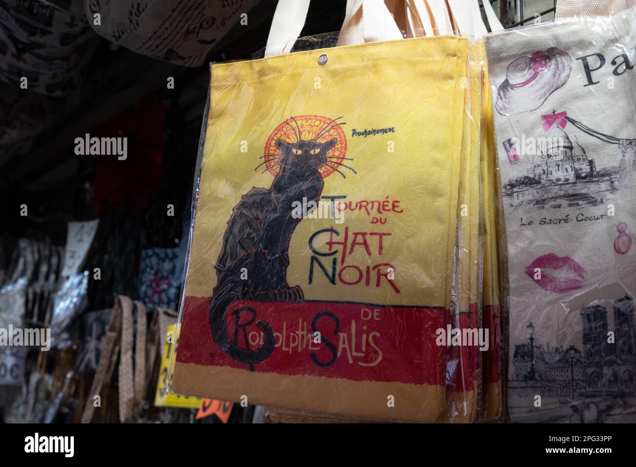 Sac à vendre dans une boutique touristique. Rodolph Salis a créé le Chat Noir (Chat Noir) en tant que cabaret artistique à Montmartre en 1881 Banque D'Images