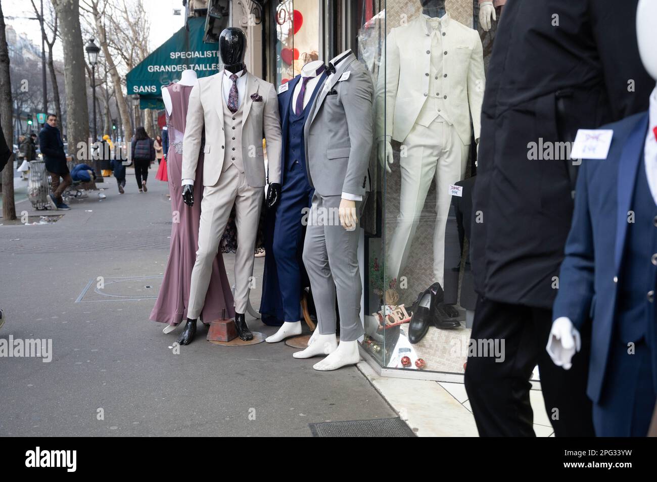 L'Univers du Mariage, une boutique de mariage à Paris avec mannequins à l'extérieur Banque D'Images