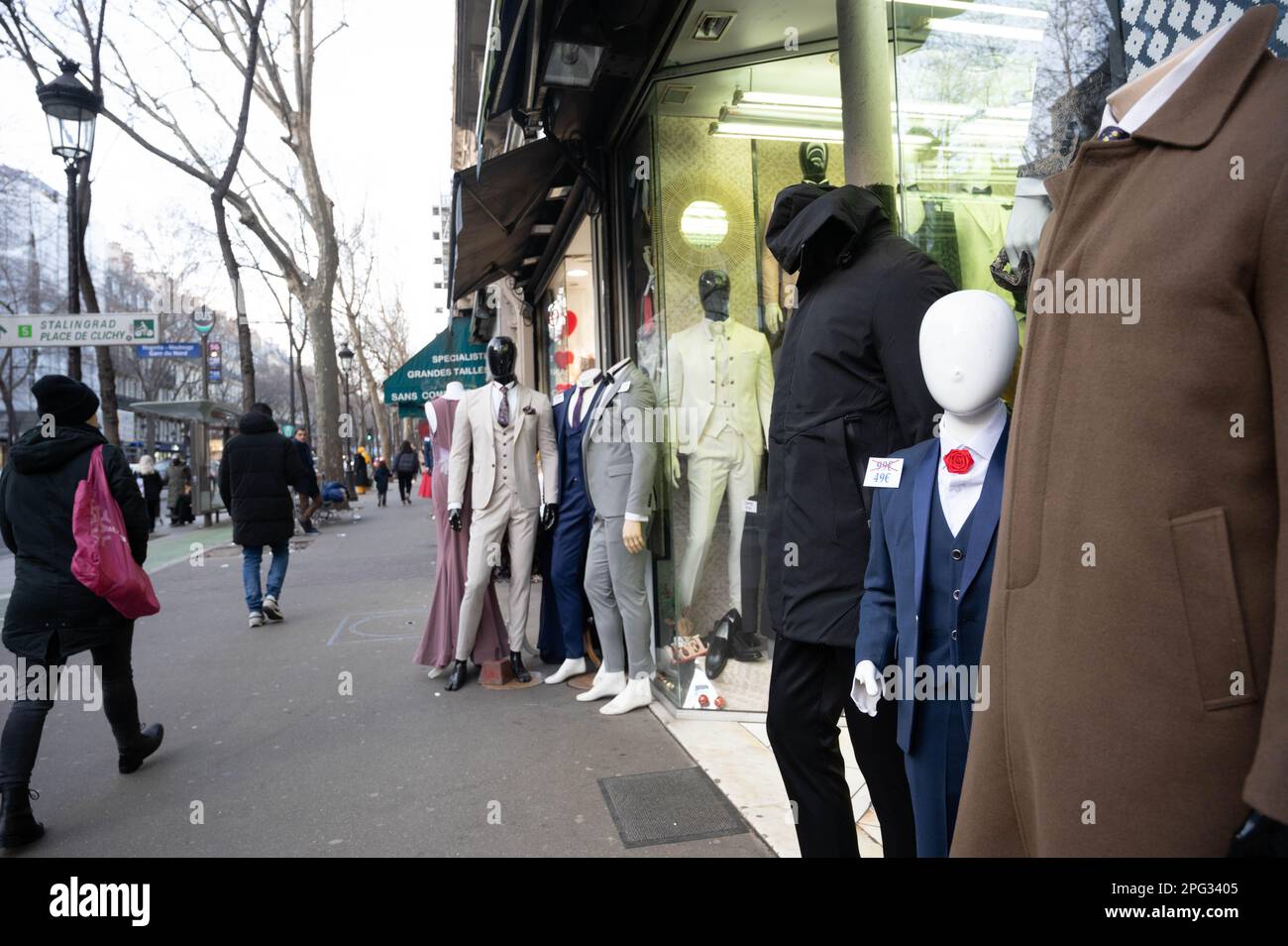 L'Univers du Mariage, une boutique de mariage à Paris avec mannequins à l'extérieur Banque D'Images